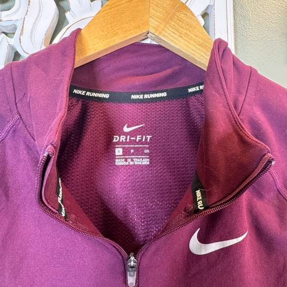 Nike DriFit 1/4 Zip Running Top Reflective Burgundy Mauve Thumb hole Small - Picture 6 of 8